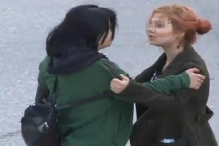 İki genç kız tekme tokat kavga etti