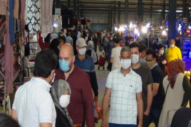 Bursa'da pazarda yoğunluk var sosyal mesafe hiçe sayıldı