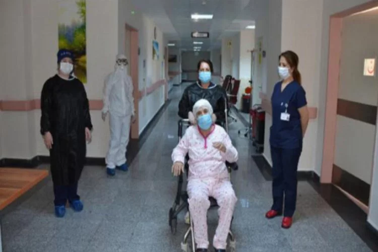 77 yaşındaki koronavirüs hastası, taburcu edildi