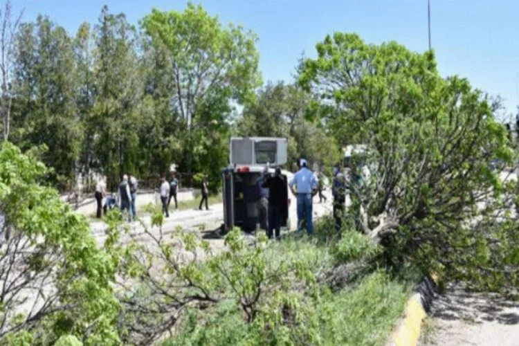 Kırıkkale'de ağaca çarpan yolcu minibüsü devrildi: 7 yaralı