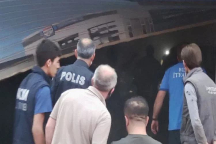 Bursa'da araç bakım servisinde yangın: 5 araç hasar gördü