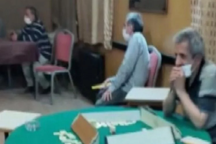 Mühürlü kahvehanede kumar oynayan maskeli 12 kişiye 41 bin 800 lira ceza