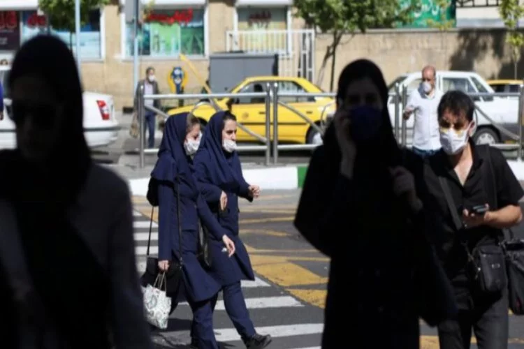 İran'da virüs salgınında can kaybı 6 bin 902'ye yükseldi