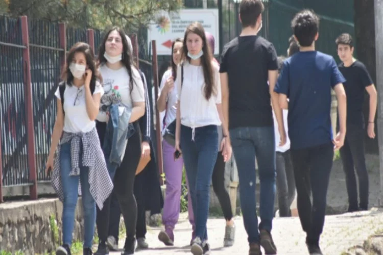 Bursa'da sokağa çıkan gençler sosyal mesafeyi unuttu!