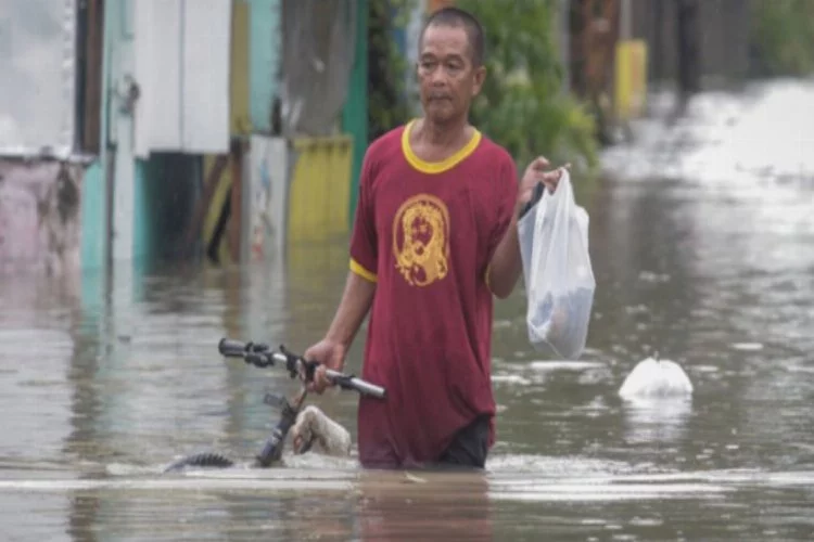 Filipinler'i Vongfong tayfunu vurdu: 1 ölü