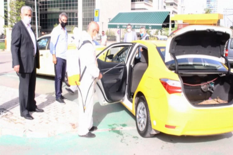 Bursa'da taksilerin ve durakların dezenfeksiyonu sürüyor
