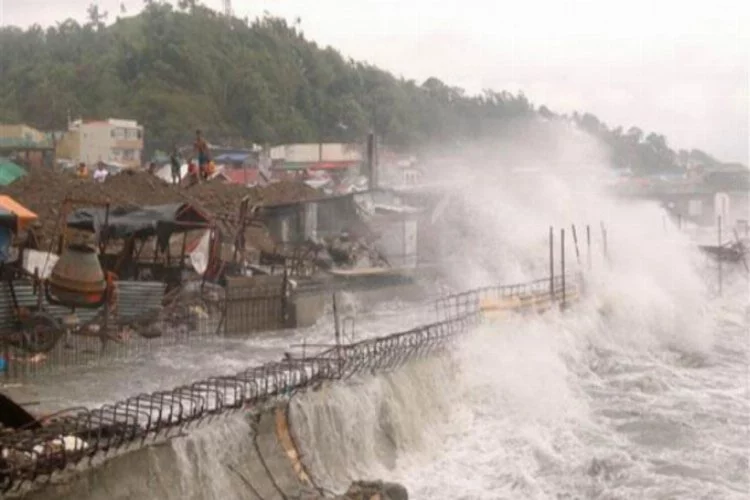 Vongfong Tayfunu'nun yol açtığı fırtınada bir kişi yaşamını yitirdi