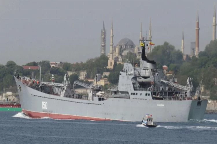 Rus savaş gemisi İstanbul Boğazı'ndan görüntülendi