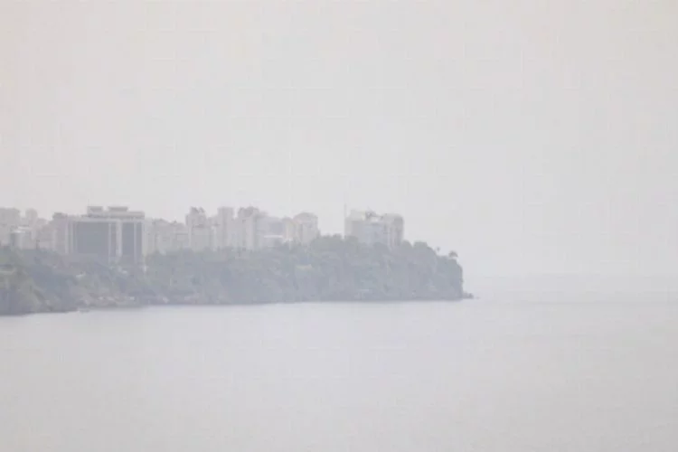 Antalya'da şaşırtan görüntü! Kentin üzerine nem bulutu çöktü