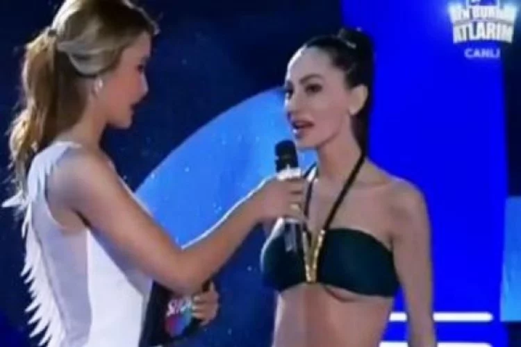 Yarışmacının bikinisi kayınca göğüsleri göründü