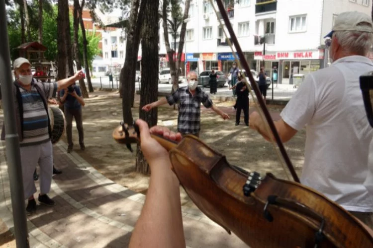 Bursa'da sokağa çıkan yaşlılar orkestra eşliğinde kurtlarını döktü!