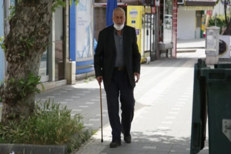 Bursa'da yaşlılar sosyal mesafe ile güzel havanın keyfini çıkardılar