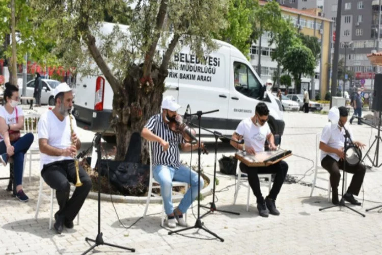 Bursa Gemlik'te sokağa çıkan vatandaşlara müzik ziyafeti