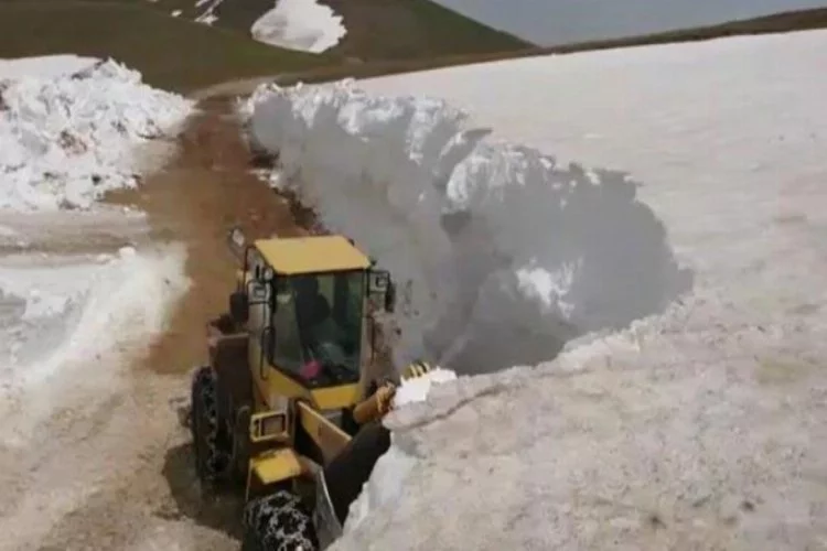 Trabzon'da kardan kapalı yayla yolları açılıyor