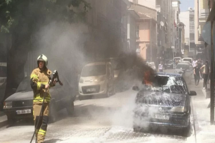 Bursa'da park halindeki otomobil alev alev yandı!