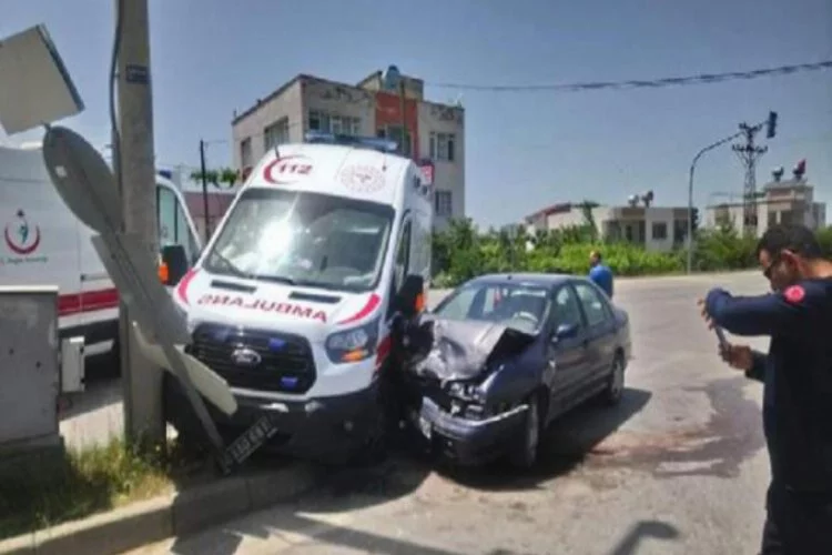 Ambulans ile otomobil çarpıştı: 3'ü sağlık çalışanı 4 yaralı