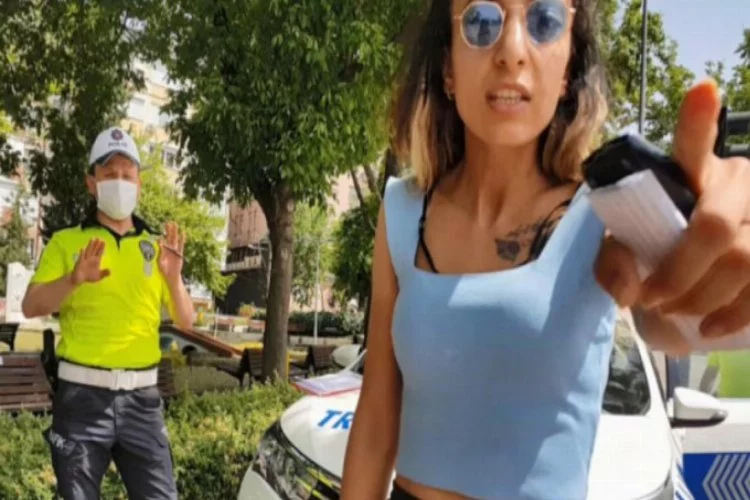Bursa'da sokağa çıkma yasağını ihlal eden kadın, gazetecilere saldırdı