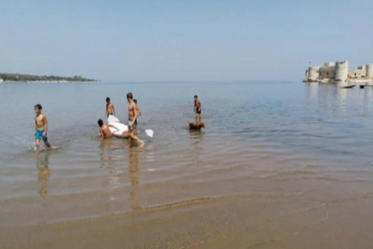 Kızkalesi Plajı'nda çocuklar yasağa rağmen denize girdi