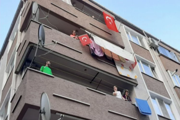 Bursalılar 19.19'da balkonlarında tek yürek oldu!