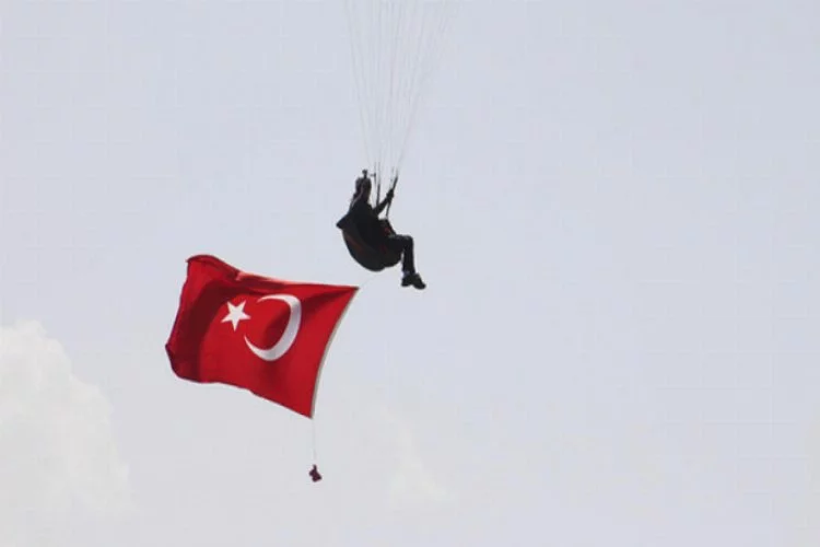 Paraşütçüler Türk bayrağını göklerde dalgalandırdı