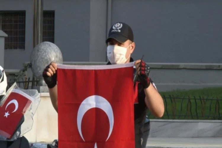Bursa polisinden anlamlı kutlama