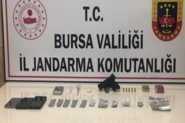 Bursa'da 2 şüphelinin otomobilinde tabanca ve uyuşturucu bulundu
