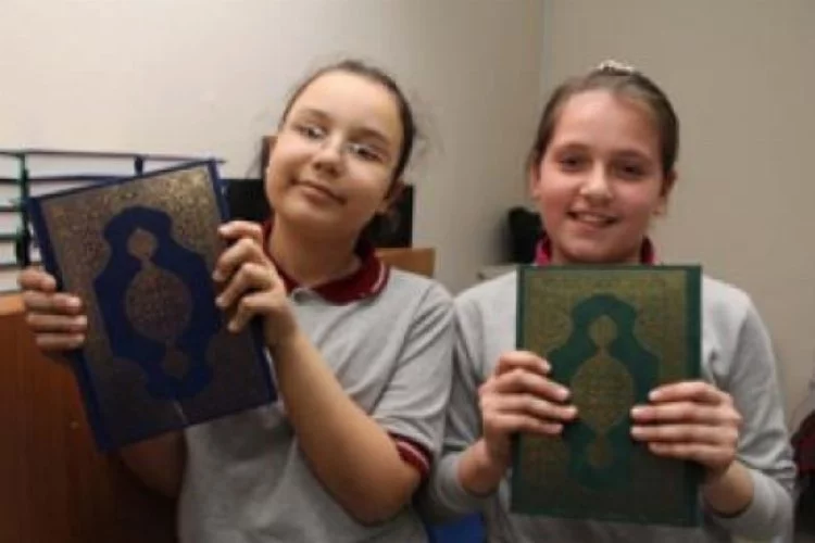İlkokul öğrencilerine törenle Kuran dağıtıldı