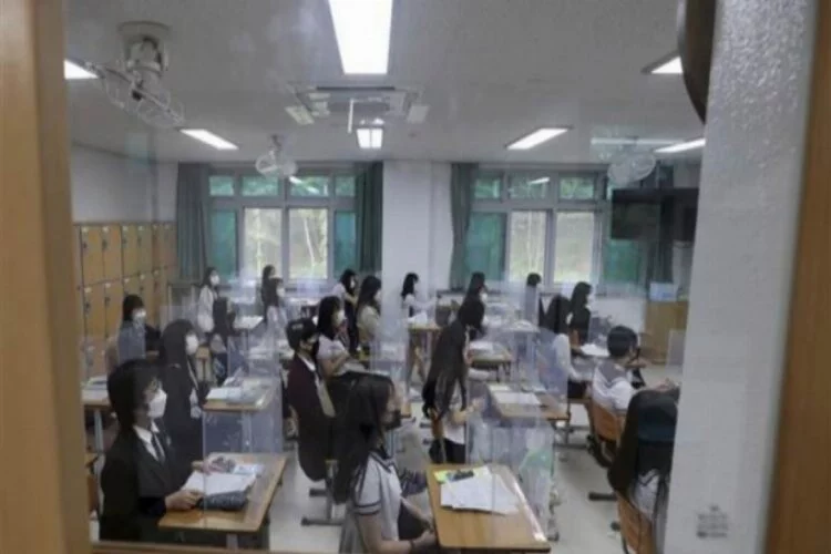 Güney Kore'de okullar kademeli olarak yeniden açılmaya başladı