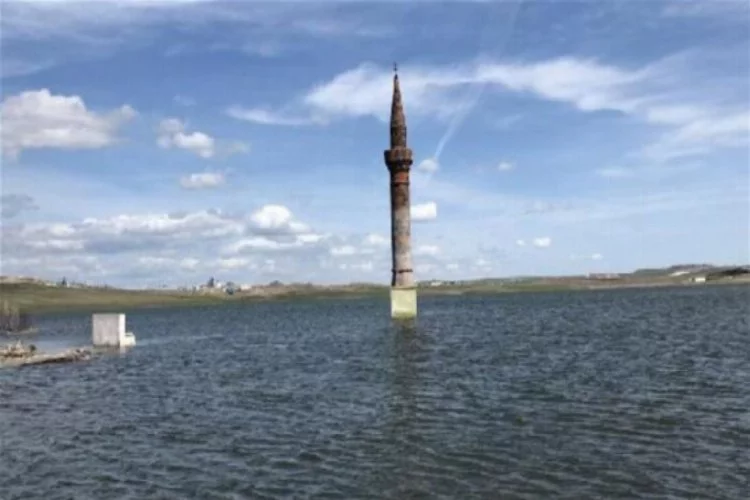 Baraj suları altından kalan köyden geriye minare kaldı