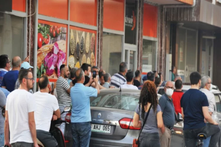 Bursa'da sosyal mesafeyi unutup, film gibi yangını izlediler