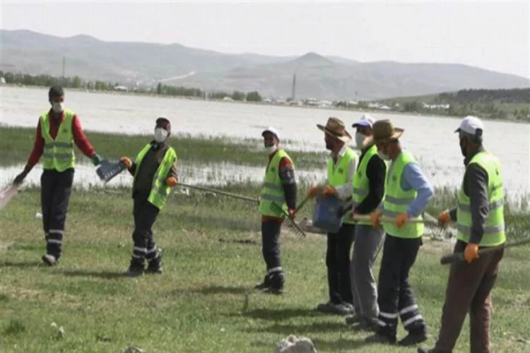 Gölet çevresinden 30 ton çöp toplayıp, kürek mesafeli halay çektiler