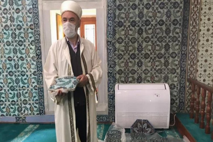 Polis camiden çalınan tarihi eserleri caminin imamına teslim etti
