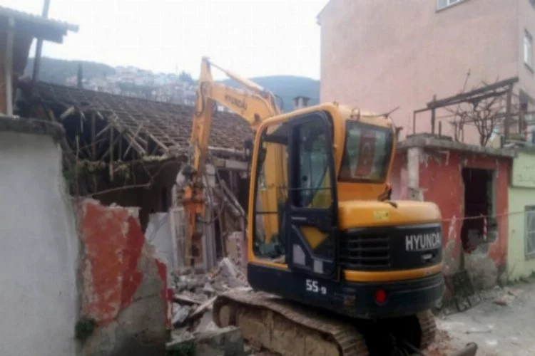 Bursa Osmangazi'de metruk yıkıldı