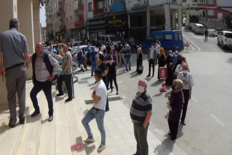 Bursa'da bayram öncesi bankalar önünde uzun kuyruk!