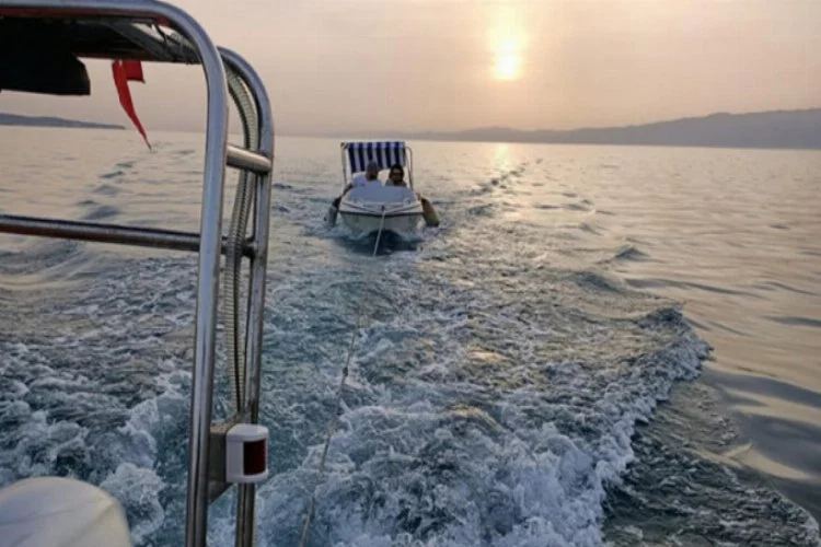 Ege Denizi'nde teknesi arızalanan çifti Sahil Güvenlik kurtardı