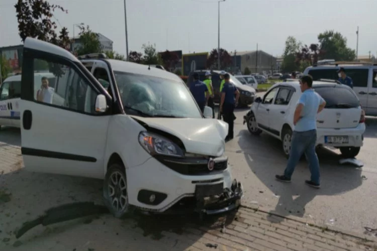 Bursa'da otomobille hafif ticari araç çarpıştı
