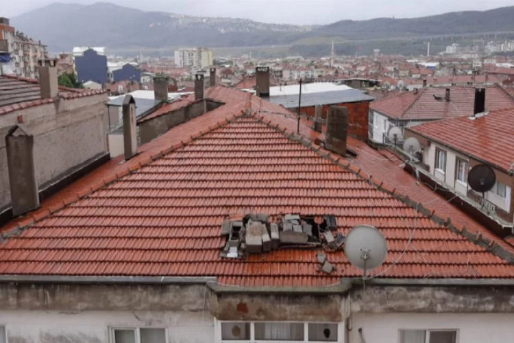 Bursa'da sağanak ve şiddetli rüzgar çatılara zarar verdi!