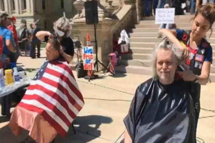 ABD'de valilik binası önünde 'saç tıraşı' protestosu