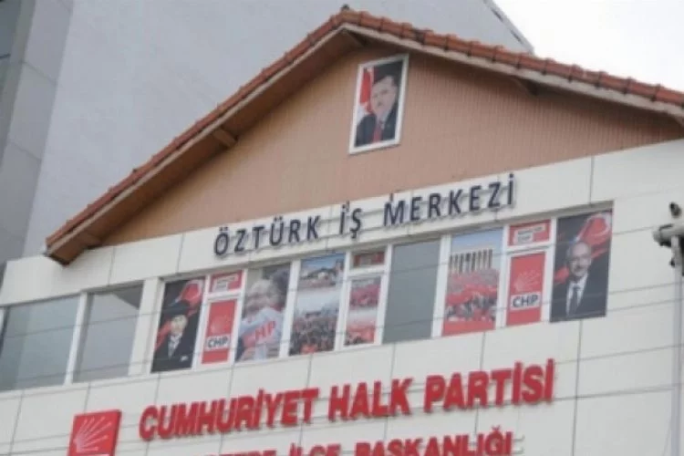 CHP ilçe binasına Erdoğan posteri astırdı