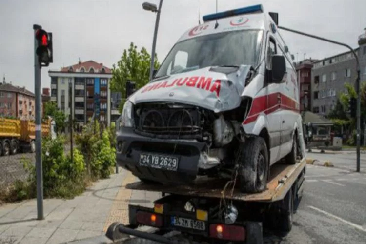Ambulans kaza yaptı: 3 sağlık çalışanı yaralı