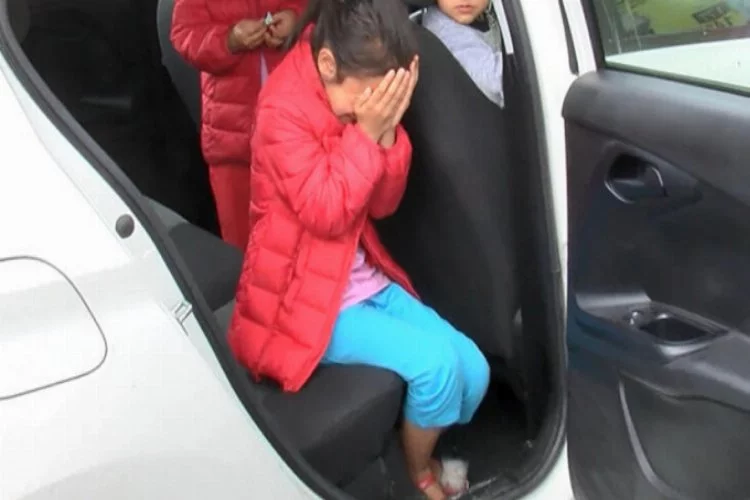 Otomobilde bırakılan ve korkudan ağlayan çocukları polis sakinleştirdi
