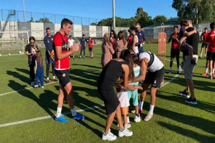 Antalyasporlu futbolculara ailelerinden sürpriz bayram ziyareti