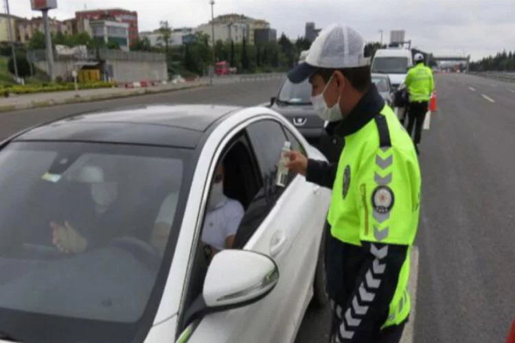 Trafik uygulamasında vatandaşlara kolonya ikramı