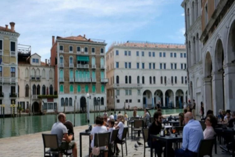 Venedik yeniden turistlerle doldu