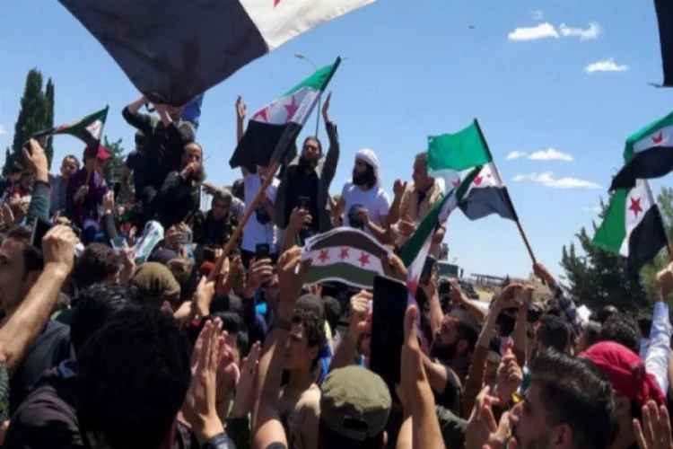 İdlib'de siviller rejimi protesto etti