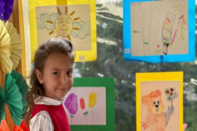 Bursalı 4 yaşındaki İnci resim sergisi açtı