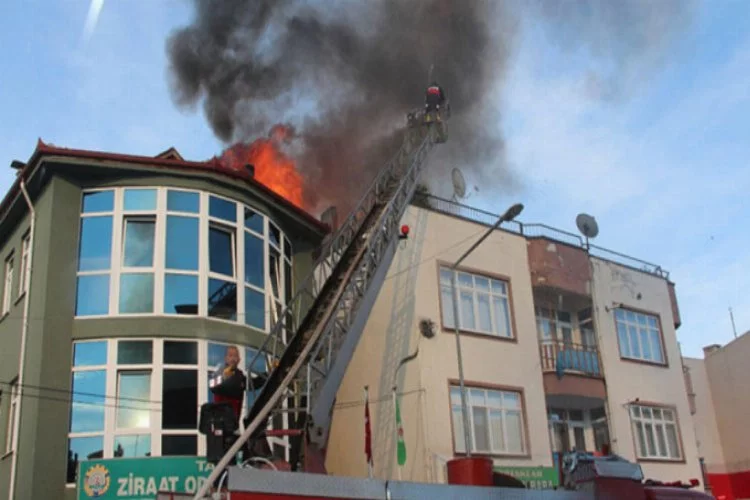 Amasya'da binanın terasında yangın