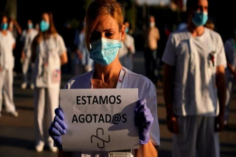 İspanya'da sağlık çalışanlarından 'virüs' eylemi