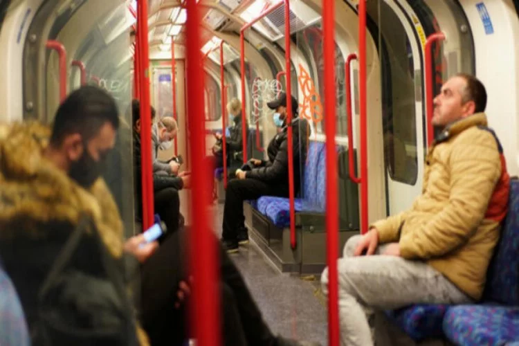 Metroda virüs deneyi: Herkese bulaşıyor