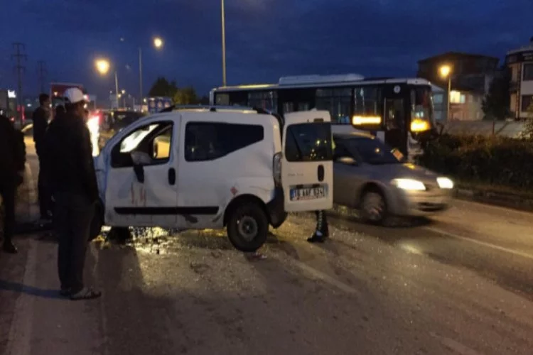 Bursa'da halk otobüsü ile otomobil çarpıştı!  Çok sayıda yaralı var